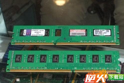 金士顿4GB DDR3-1600内存的正反面特写