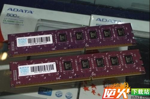 威刚4GB DDR3-1600和4GB DDR3-1333内存的背面对比