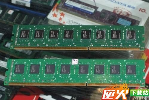 威刚4GB DDR3-1600和4GB DDR3-1333内存的背面对比