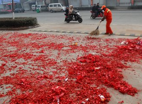 此起彼落的鞭炮声响，交织成过新年的热烈