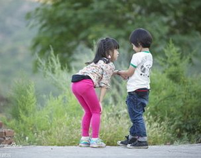 把孩子们都安顿好后，阿玉只身一人跑到外地去打拼