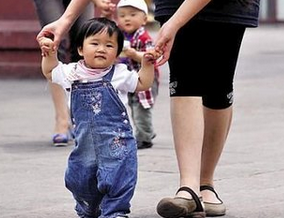 孩子们的起居生活，衣食住行统统由同一个妈姐负责