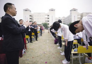 同学向老师行礼鞠躬，并双手敬献上毕业班的礼物