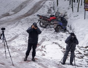 自然地期待自己能踩在雪地上，并在飘雪中游走